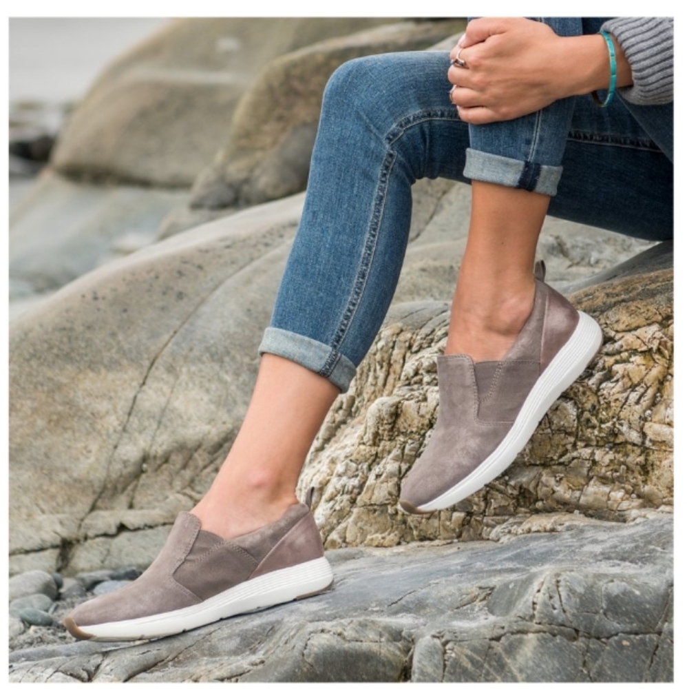 NWOT Comfortiva Align metallic suede rose gold slip on with elastic goring Sz 9